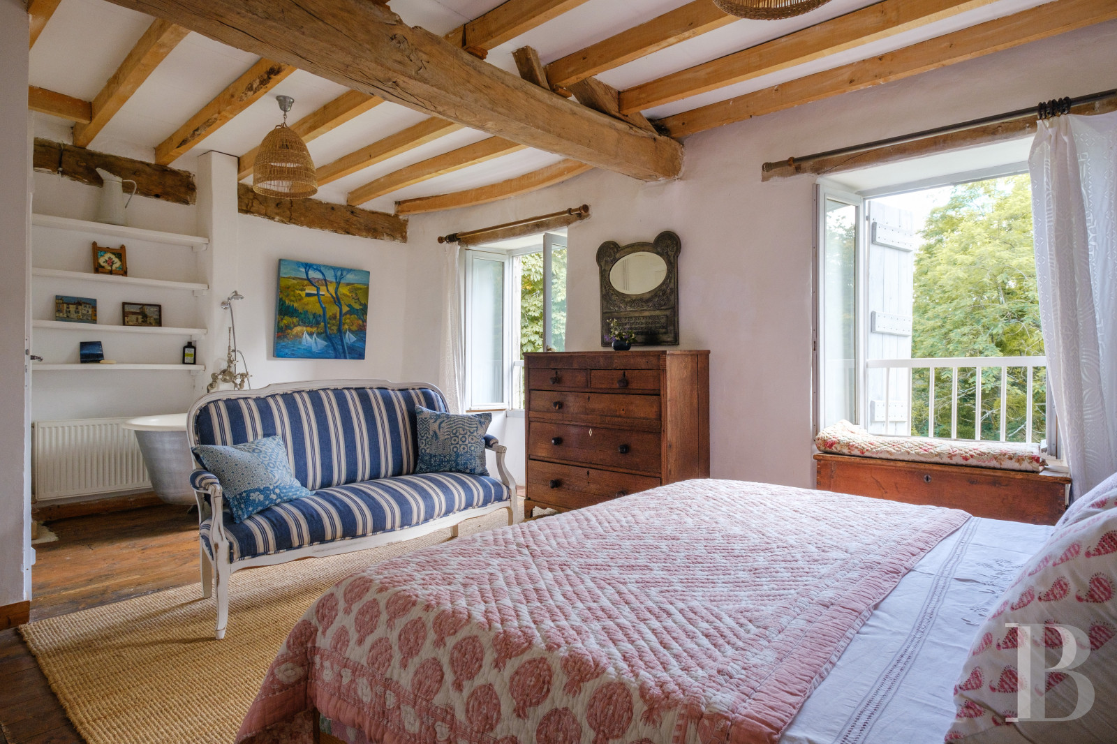 Dans le Gers, à l’ouest de Lectoure, un ancien domaine de production d’armagnac transformé et décoré avec soin - photo  n°23